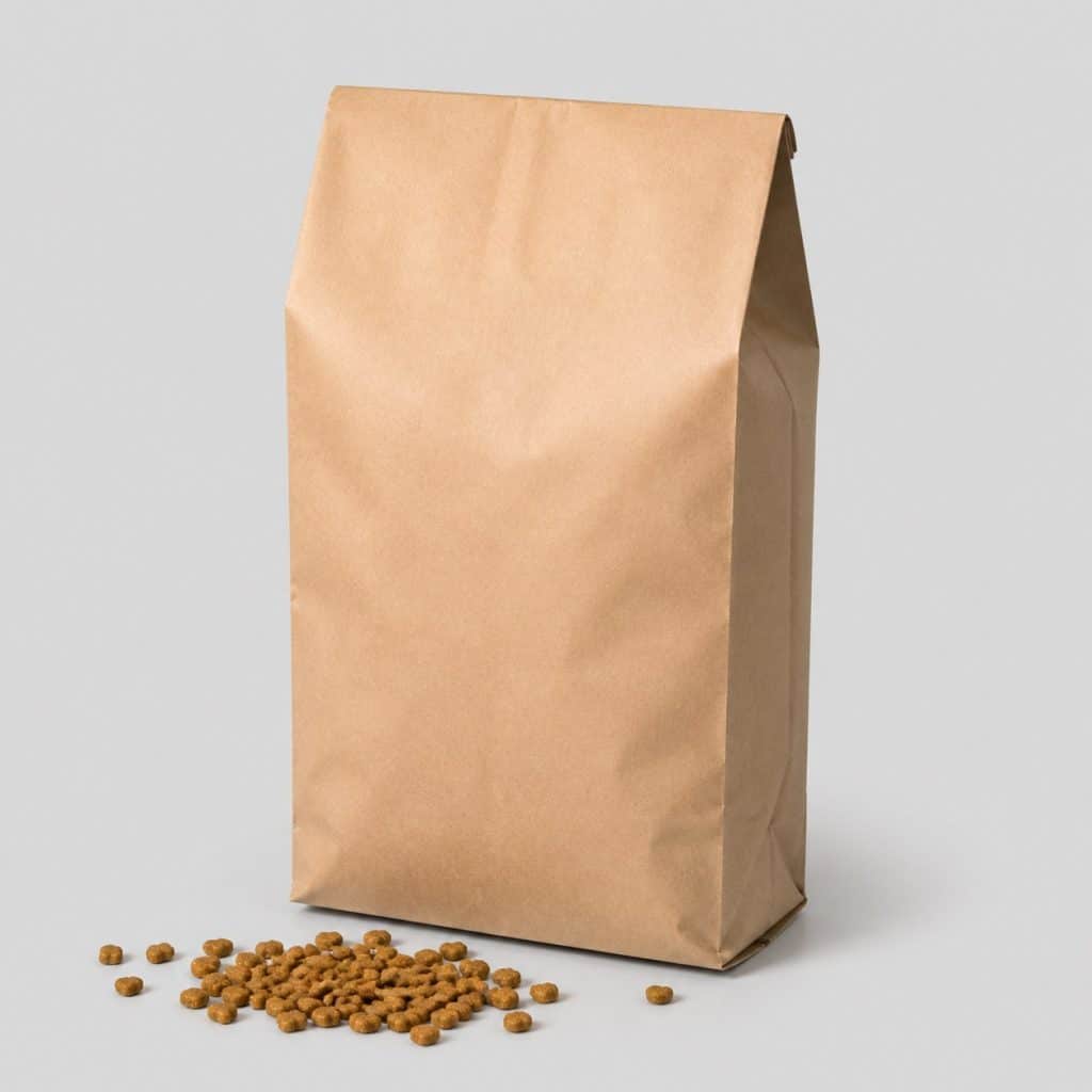 Sac de croquettes pour chat au poulet et croquettes dorées sur fond beige