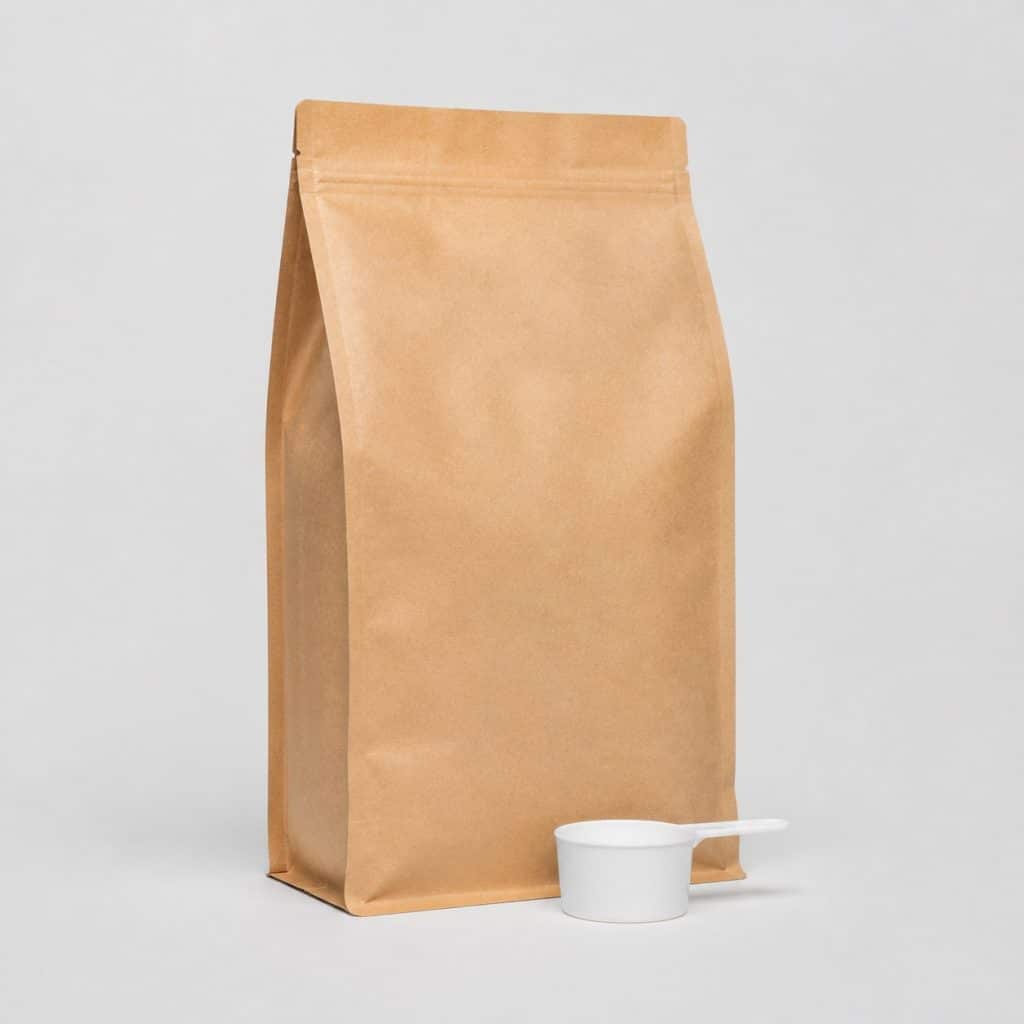 Sac de croquettes pour chat stérilisé et mesure doseuse sur fond bleu gris clair