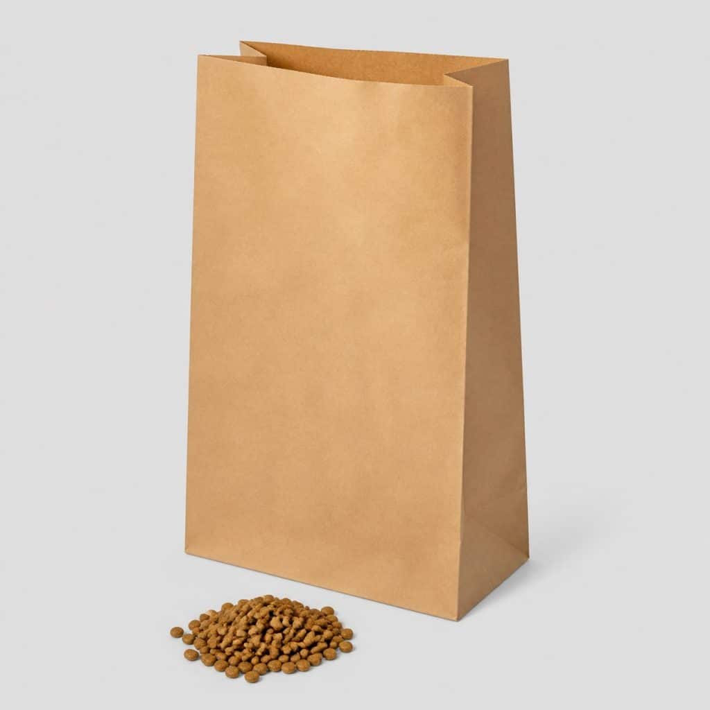 Grand sac kraft vierge de croquettes pour chien ouvert sur fond gris clair