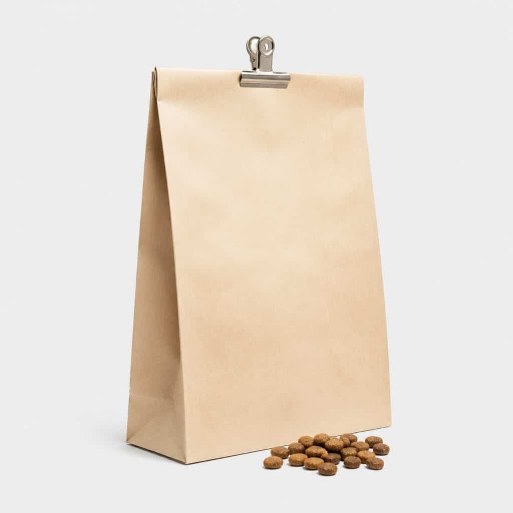 Sac kraft vierge de croquettes sans conservateur artificiel fermé par une pince