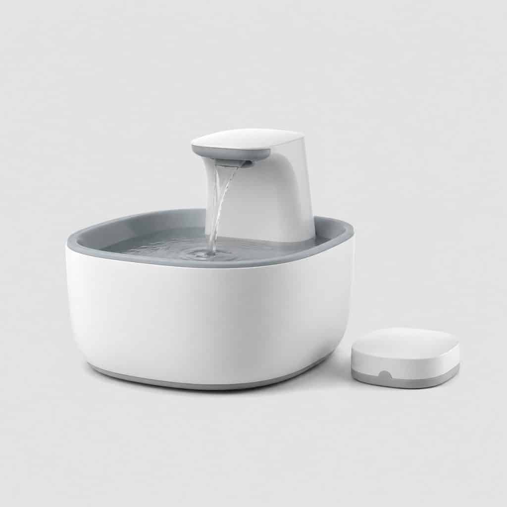 Fontaine à eau sans fil pour chat avec son socle de recharge