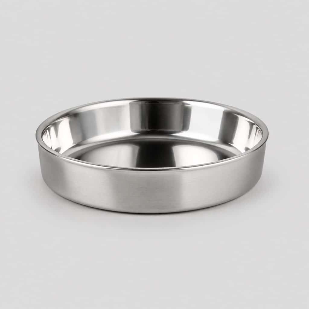 Gamelle en inox pour chat, forme large et peu profonde, vue de trois quarts