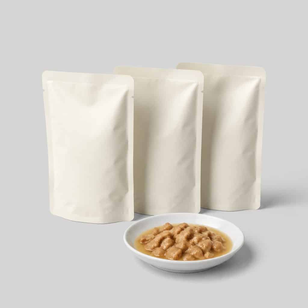 Sachets fraîcheur de nourriture humide pour chat et coupelle de bouchées en sauce